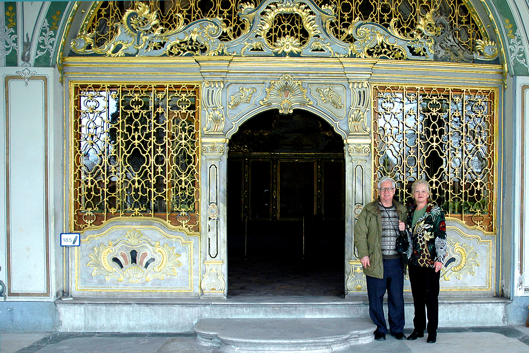 2006-0557-Istanbul-Dave and Glenna at Topkapi.jpg